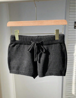 Damer mjuka stickade shorts med praktisk dragsko Mirla-Eva Jonsson