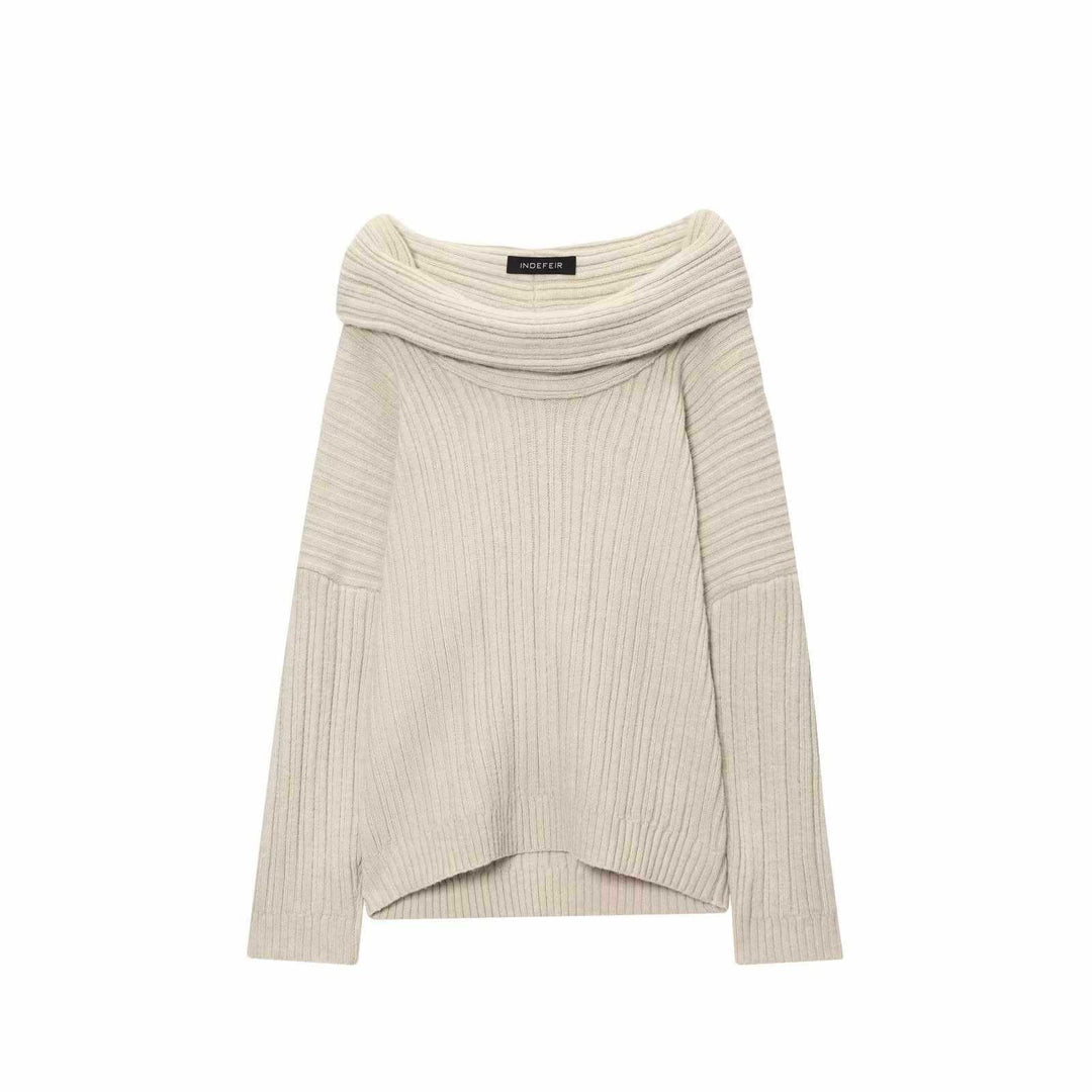 Damer mjukt stickat plagg med asymmetrisk halsringning och ribbad design Mirla-Eva Jonsson