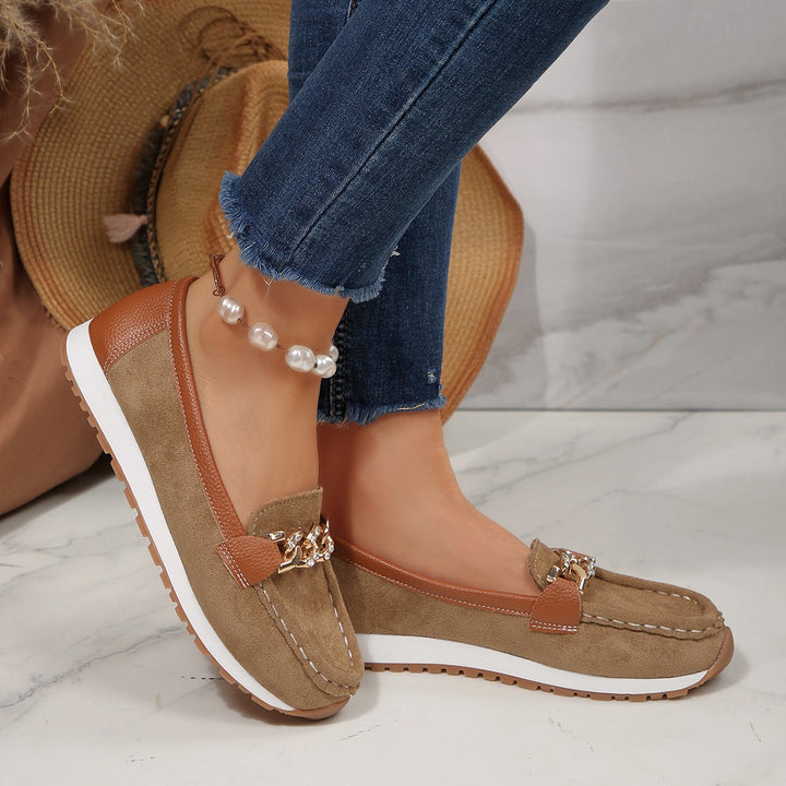 Damer moccasinskor med elegant kedjdekoration Mirla-Eva Jonsson