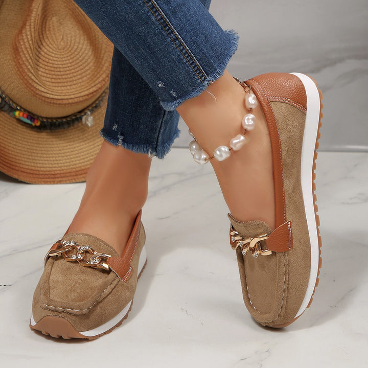 Damer moccasinskor med elegant kedjdekoration Mirla-Eva Jonsson