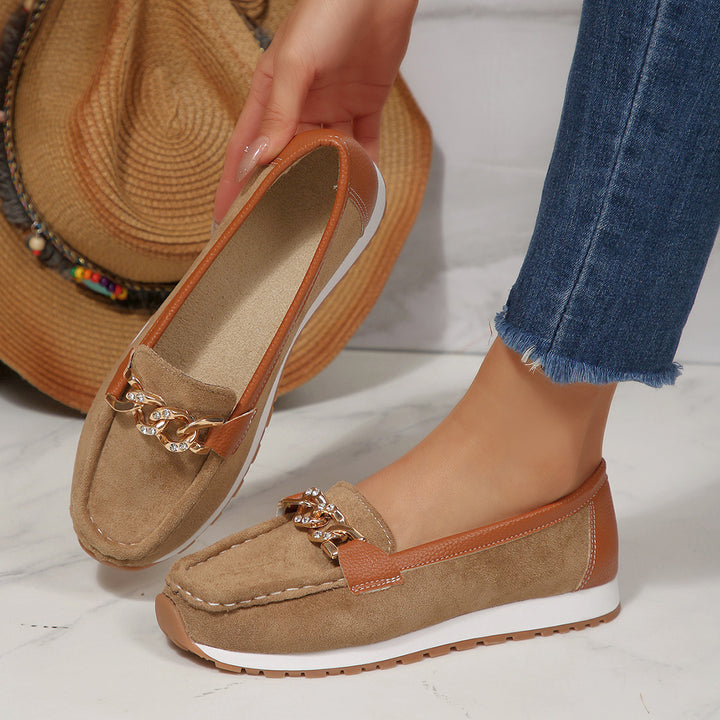 Damer moccasinskor med elegant kedjdekoration Mirla-Eva Jonsson