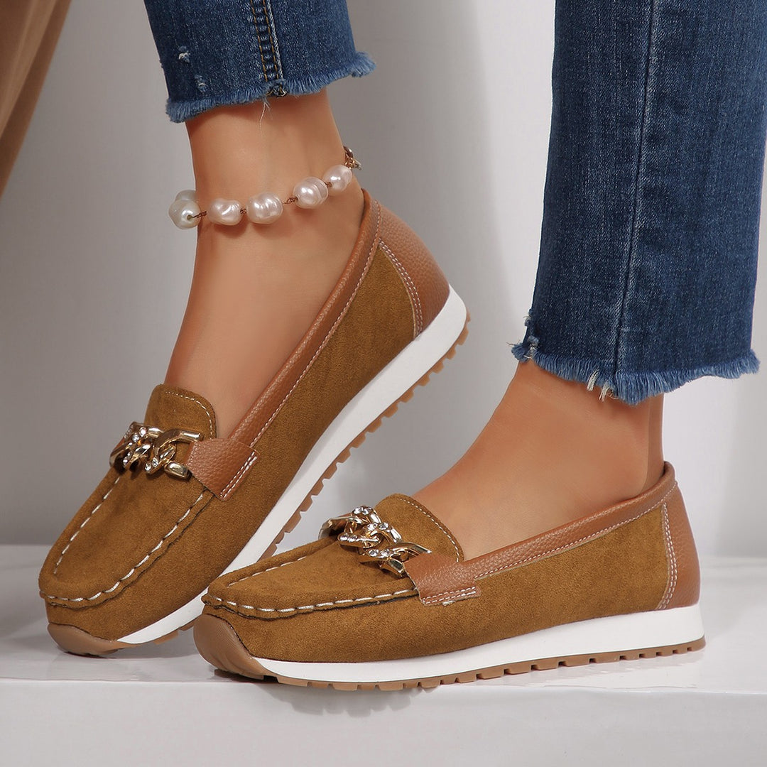 Damer moccasinskor med elegant kedjdekoration Mirla-Eva Jonsson
