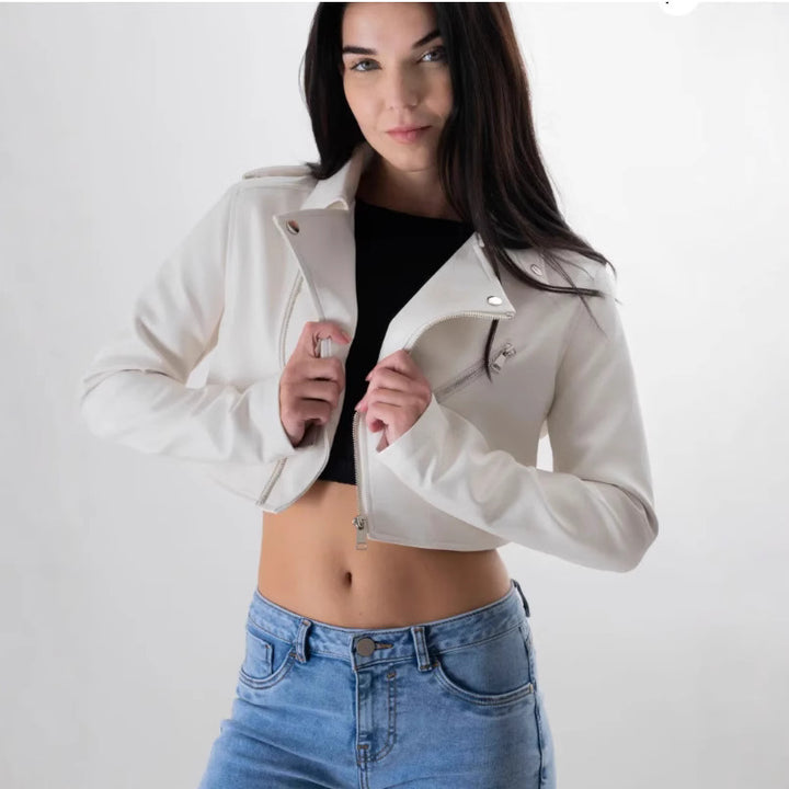 Damer mod fashionable cropped bikerjacka i konstläder Mirla-Eva Jonsson