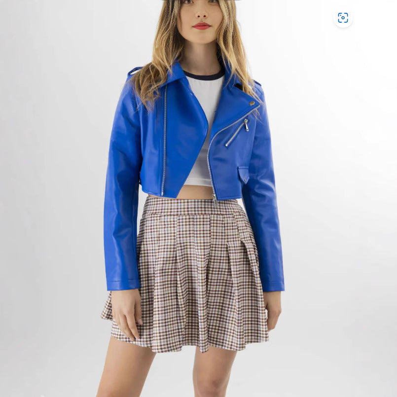 Damer mod fashionable cropped bikerjacka i konstläder Mirla-Eva Jonsson