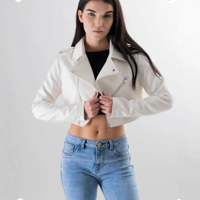 Damer mod fashionable cropped bikerjacka i konstläder Mirla-Eva Jonsson