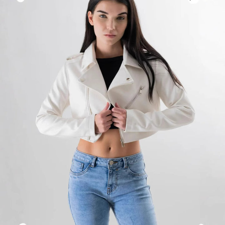 Damer mod fashionable cropped bikerjacka i konstläder Mirla-Eva Jonsson
