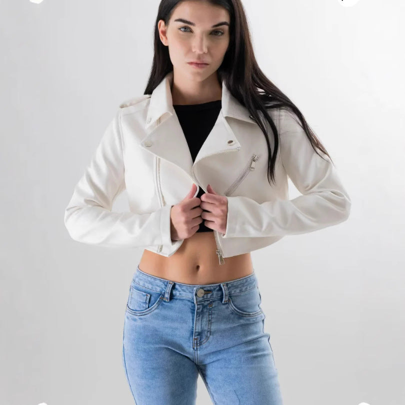 Damer mod fashionable cropped bikerjacka i konstläder Mirla-Eva Jonsson