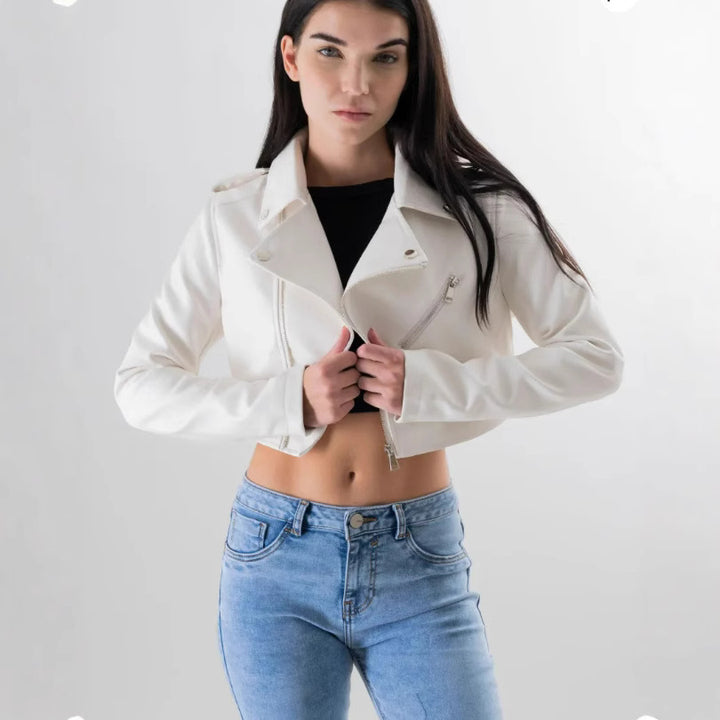 Damer mod fashionable cropped bikerjacka i konstläder Mirla-Eva Jonsson