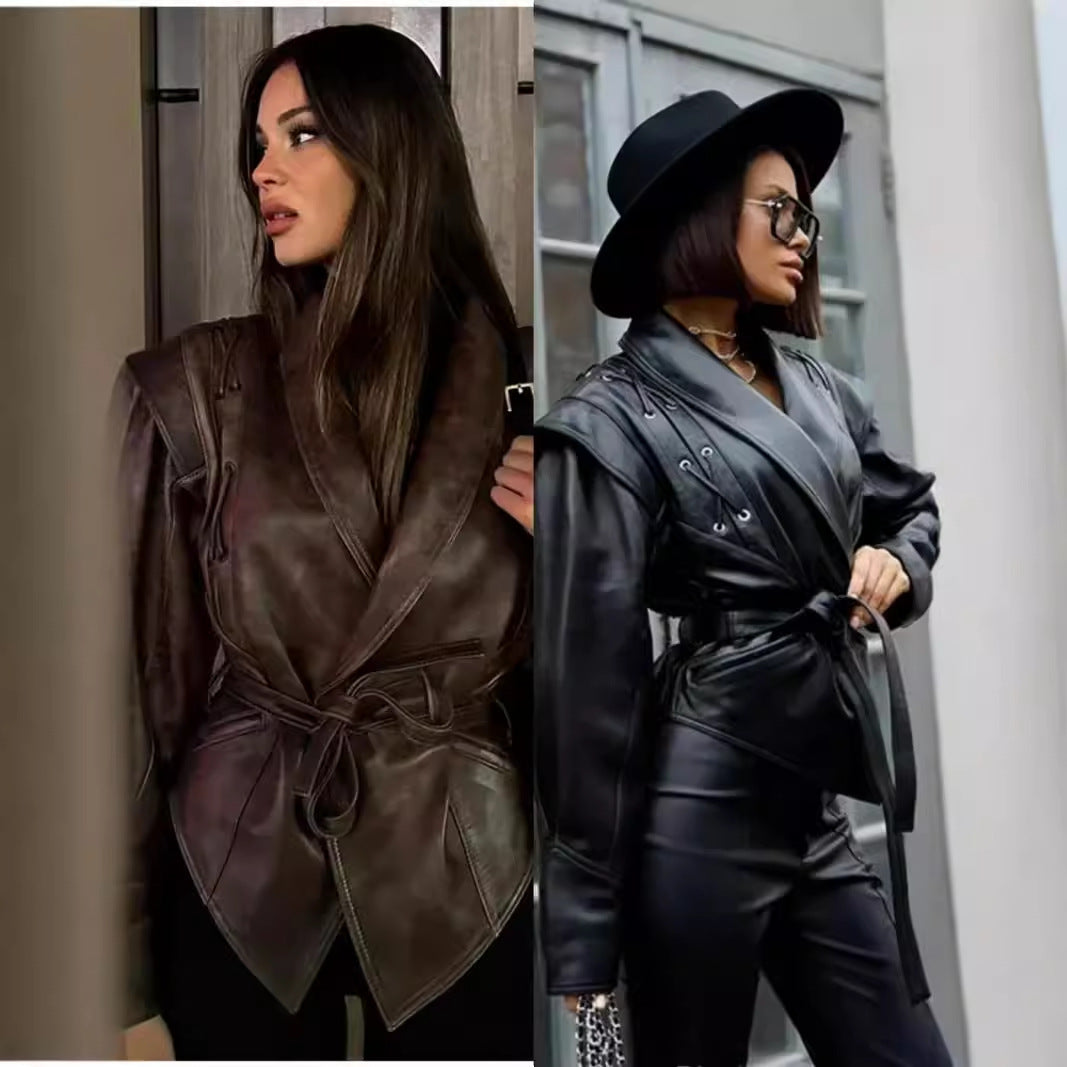 Damer moda konstläderjacka med stiligt bältedetalj och elegant design Mirla-Eva Jonsson