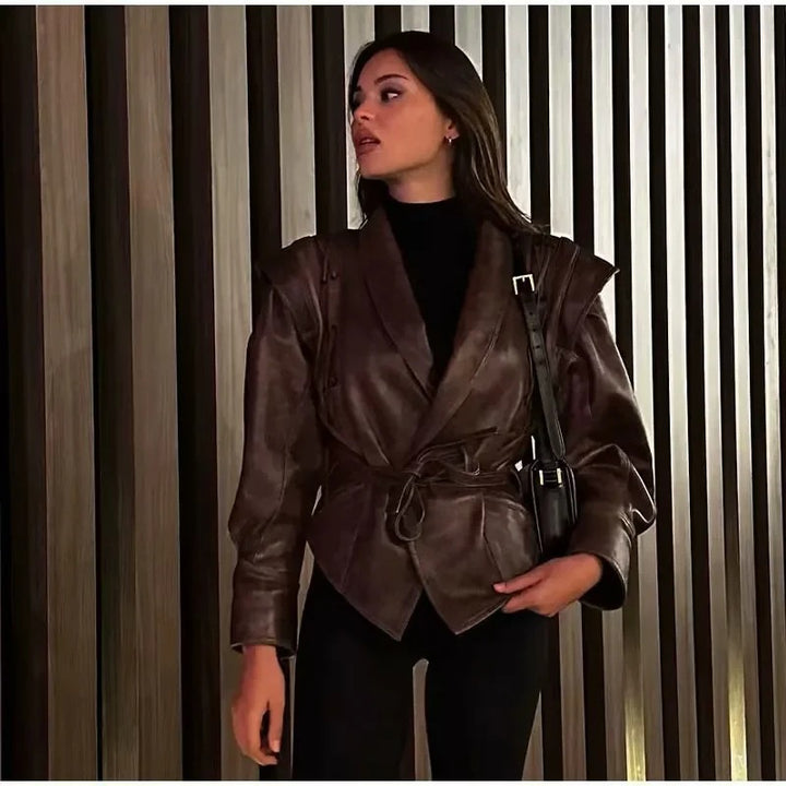 Damer moda konstläderjacka med stiligt bältedetalj och elegant design Mirla-Eva Jonsson