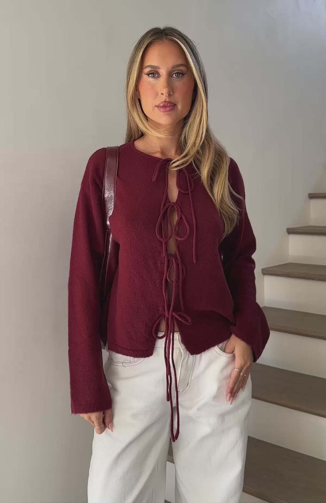 Damer mode cardigan med innovativ snörning design och oversized ärmar Mirla-Eva Jonsson