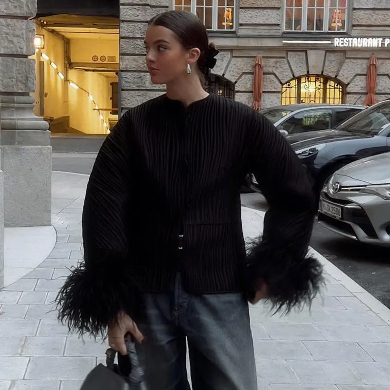 Damer mode steppjacka med raffinerat bälte och eleganta rävpälsärmar Mirla-Eva Jonsson