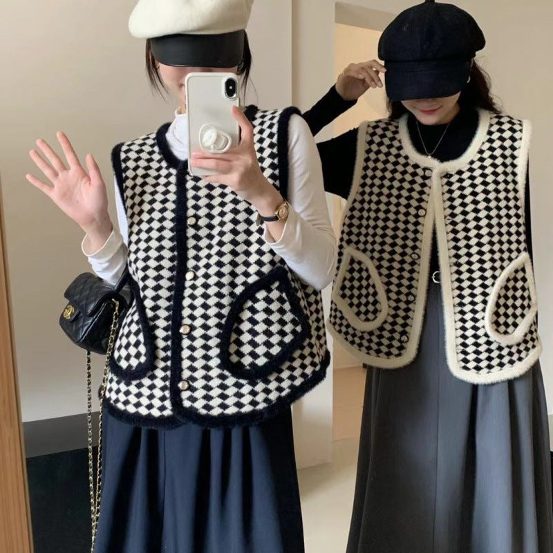 Damer mode stickad väst med grafiskt mönster Mirla-Eva Jonsson