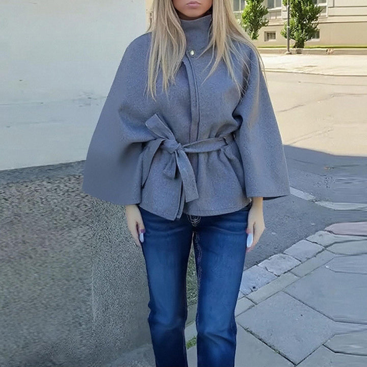 Damer modemed kapuschongjacka med vid passform och eleganta detaljer Mirla-Eva Jonsson