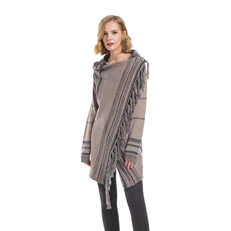 Damer modemed poncho med fransar och geometriskt mönster Mirla-Eva Jonsson