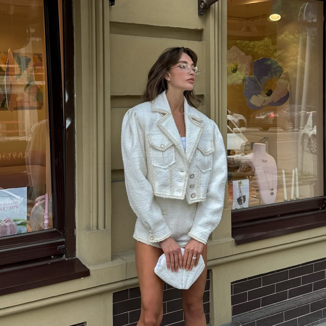 Damer modemedveten croppad blazerjacka med eleganta detaljer Mirla-Eva Jonsson