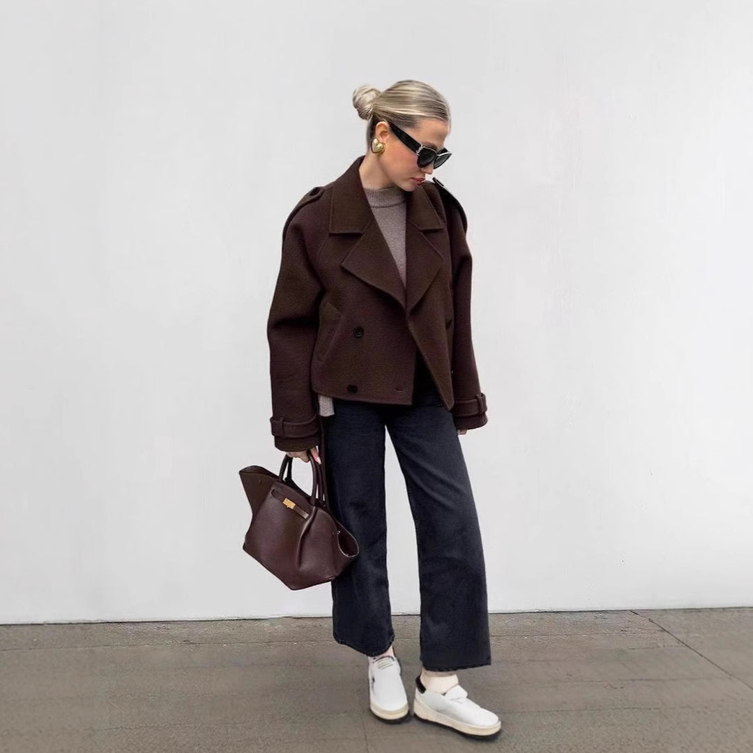 Damer modemedveten cropped jacka med bred krage och figursydd design Mirla-Eva Jonsson
