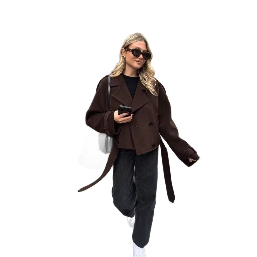 Damer modemedveten cropped jacka med bred krage och figursydd design Mirla-Eva Jonsson