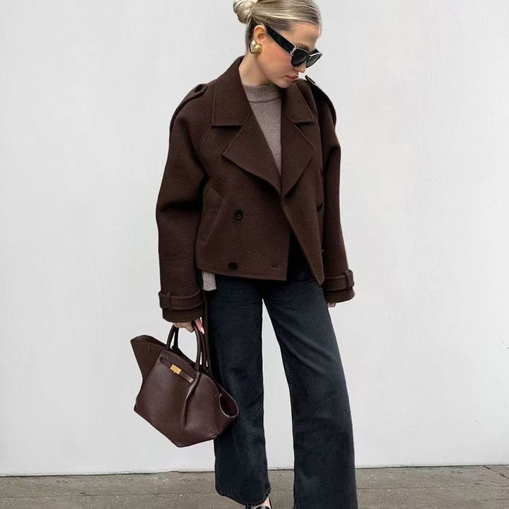 Damer modemedveten cropped jacka med bred krage och figursydd design Mirla-Eva Jonsson