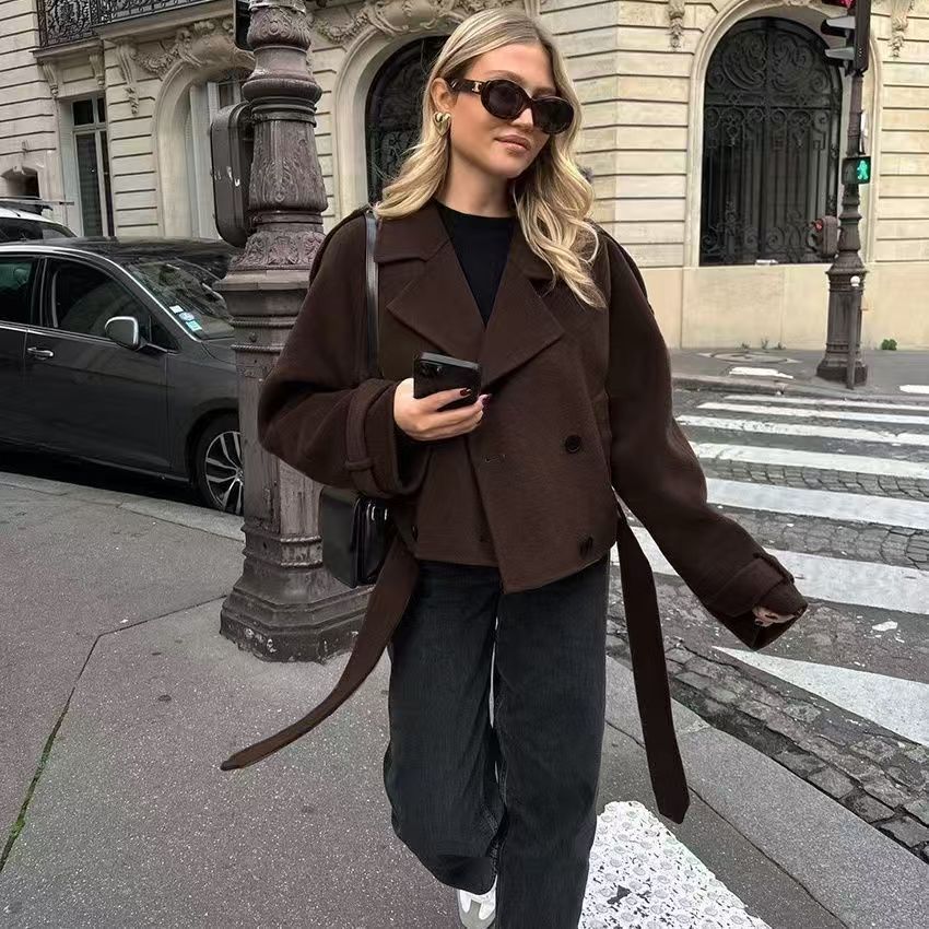 Damer modemedveten cropped jacka med bred krage och figursydd design Mirla-Eva Jonsson