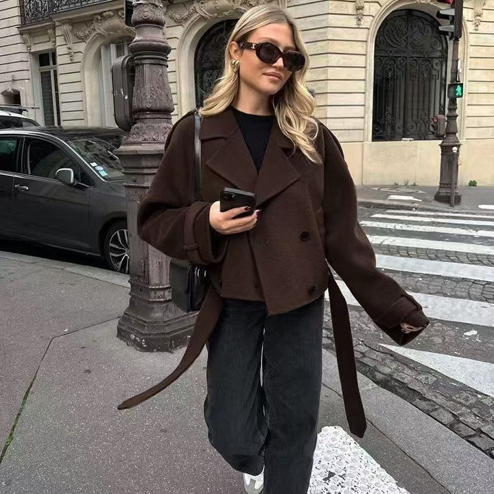 Damer modemedveten cropped jacka med bred krage och figursydd design Mirla-Eva Jonsson