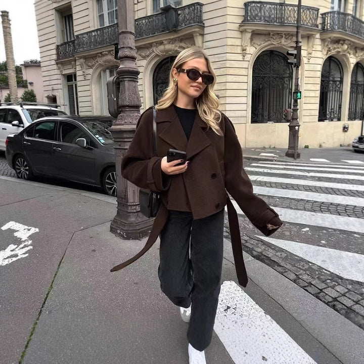 Damer modemedveten cropped jacka med bred krage och figursydd design Mirla-Eva Jonsson