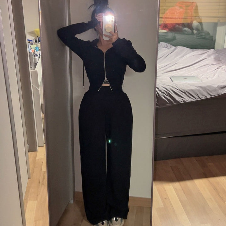 Damer modemedveten och bekväm set med kort jacka och elastiska byxor Mirla-Eva Jonsson