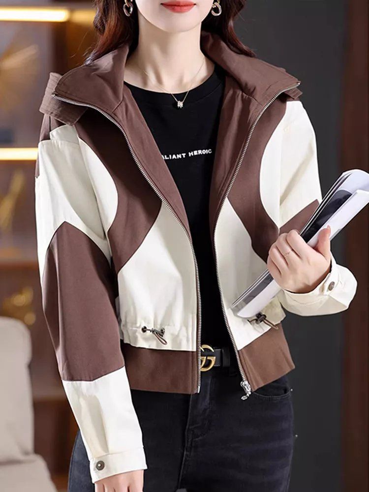Damer modemedveten övergångsjacka med huva och kontrasterande design Mirla-Eva Jonsson