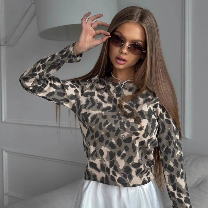 Damer moderiktad stickad tröja med modernt leopardmönster Mirla-Eva Jonsson