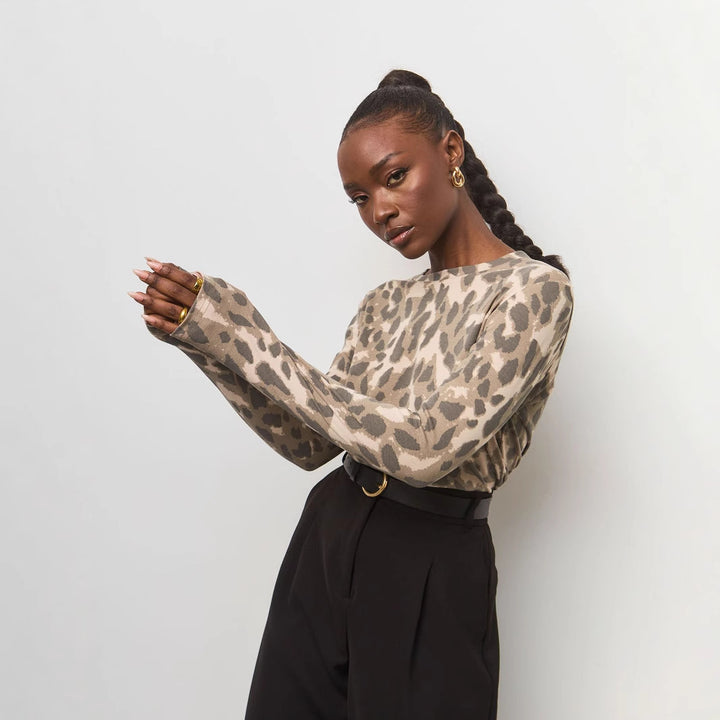Damer moderiktad stickad tröja med modernt leopardmönster Mirla-Eva Jonsson