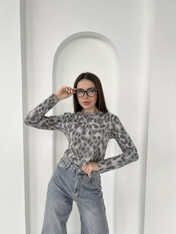 Damer moderiktad stickad tröja med modernt leopardmönster Mirla-Eva Jonsson