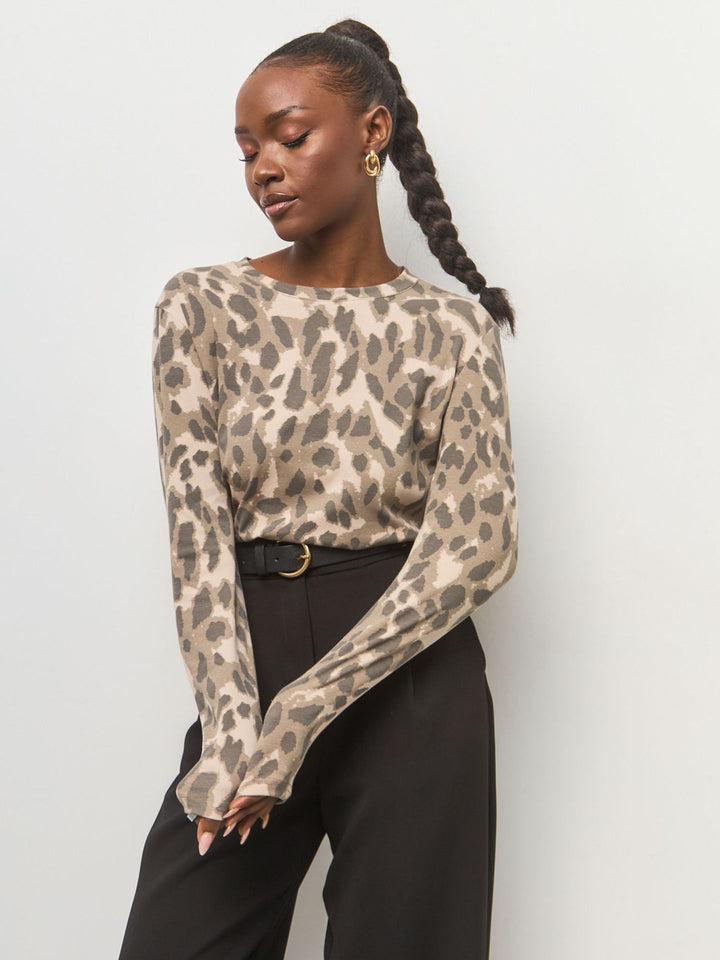 Damer moderiktad stickad tröja med modernt leopardmönster Mirla-Eva Jonsson