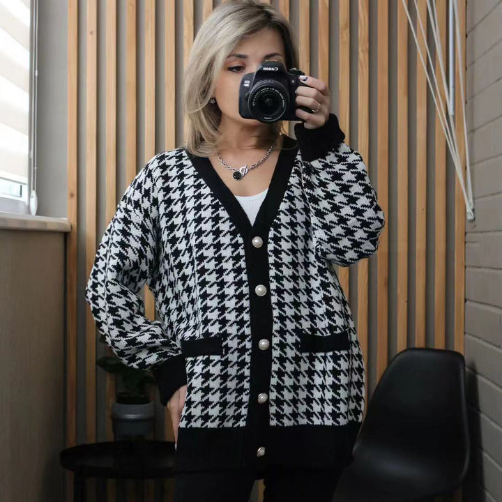 Damer moderiktig cardigan med klassiskt hönsnätsmönster och knappdetaljer Mirla-Eva Jonsson