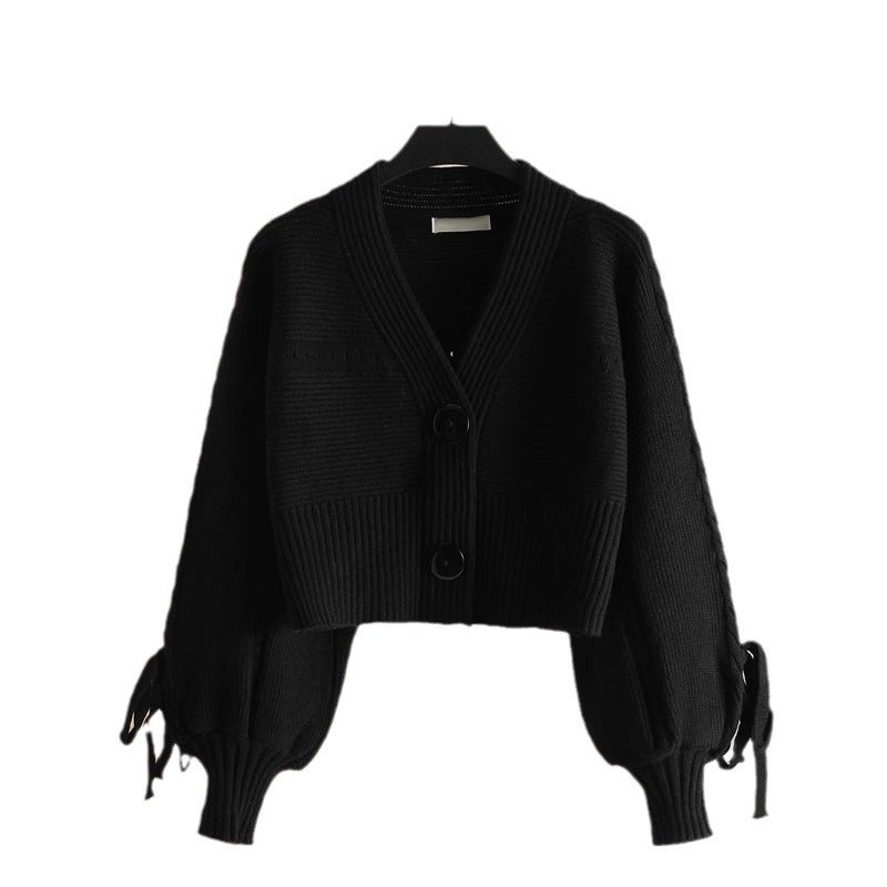 Damer moderiktig croppad cardigan med eleganta knappdetaljer och unik ribbad textur Mirla-Eva Jonsson