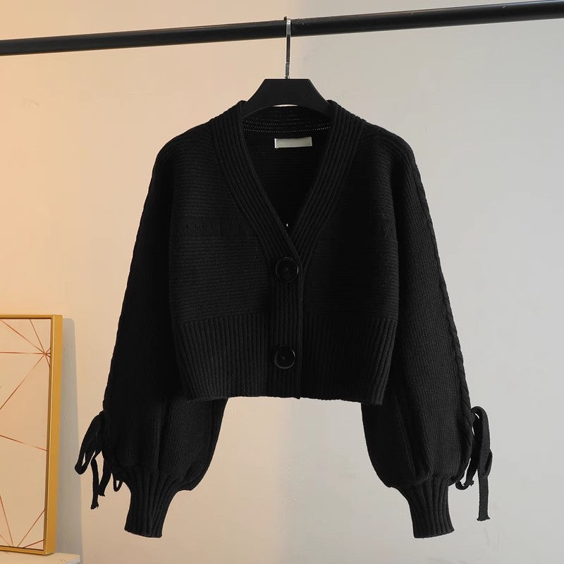 Damer moderiktig croppad cardigan med eleganta knappdetaljer och unik ribbad textur Mirla-Eva Jonsson