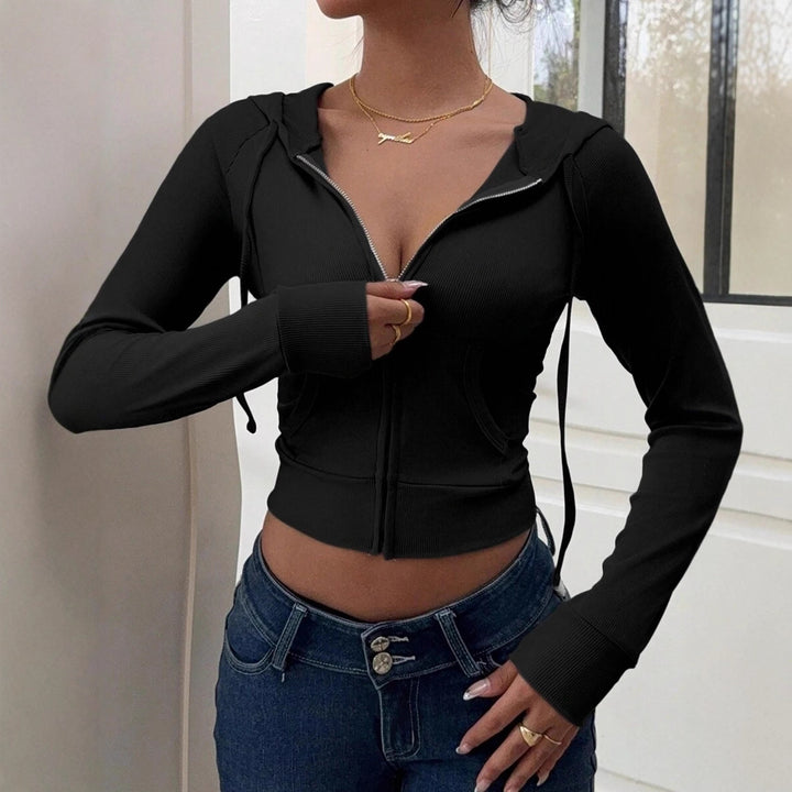 Damer moderiktig, figursydd hoodie med dragkedja och praktiska fickor Mirla-Eva Jonsson