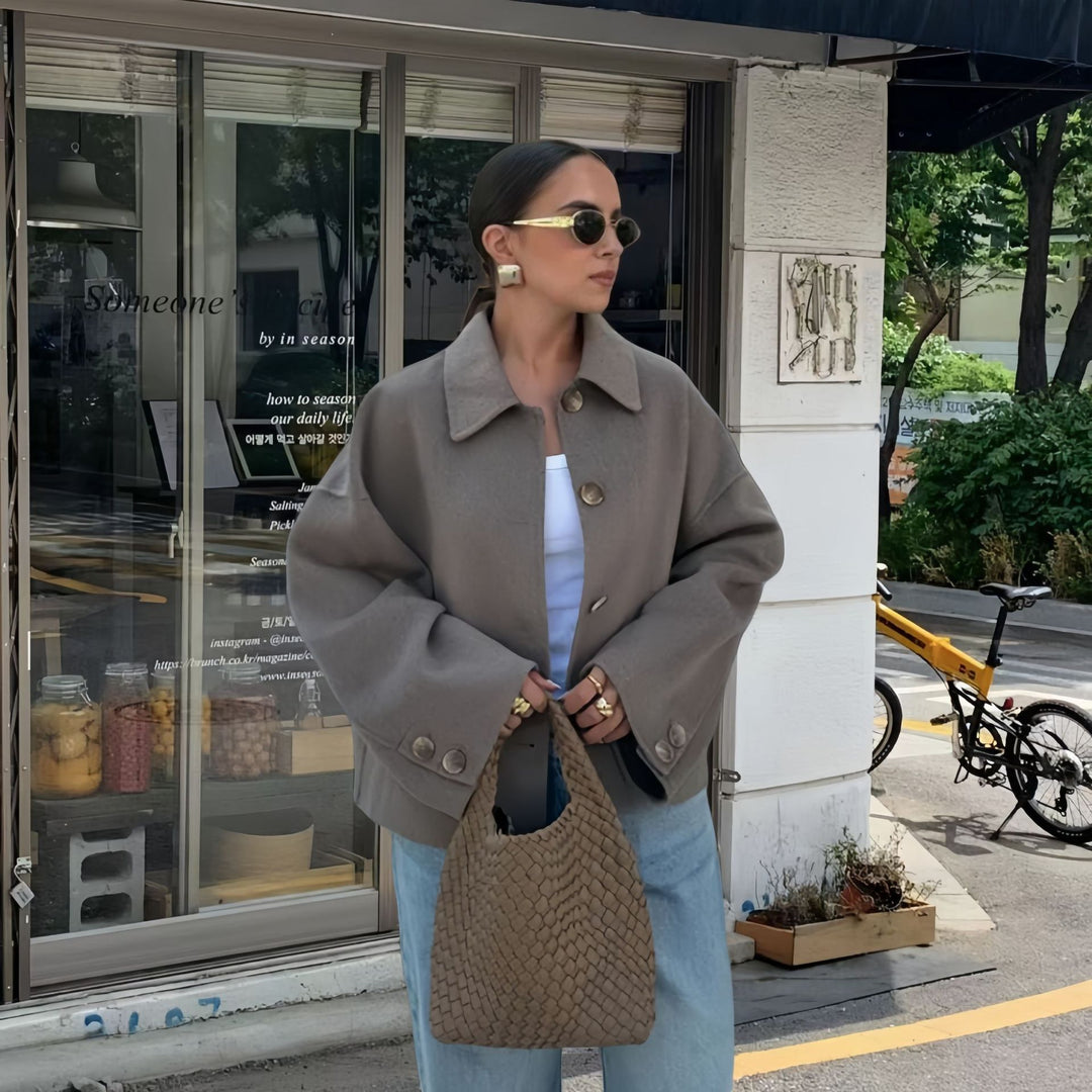 Damer moderiktig kort jacka med eleganta knapprar detaljer Mirla-Eva Jonsson