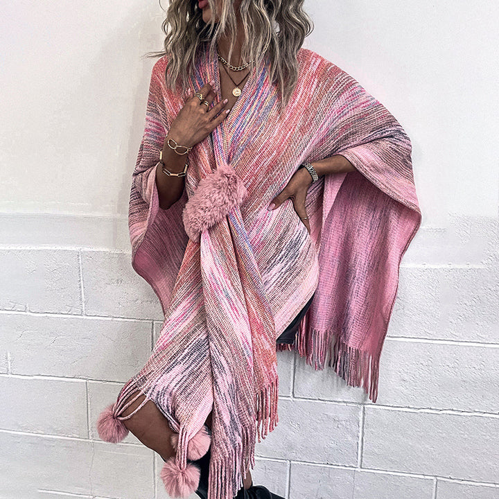 Damer moderiktig poncho med lyxig konstpälsdetalj och kreativa fransar Mirla-Eva Jonsson