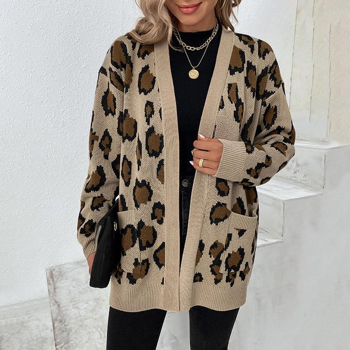 Damer moderiktig stickad jacka med leopardmönster och praktiska fickor Mirla-Eva Jonsson