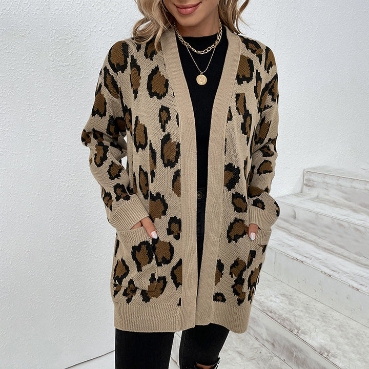 Damer moderiktig stickad jacka med leopardmönster och praktiska fickor Mirla-Eva Jonsson