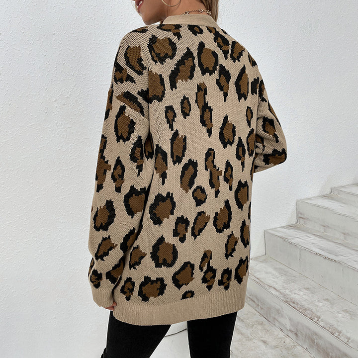 Damer moderiktig stickad jacka med leopardmönster och praktiska fickor Mirla-Eva Jonsson
