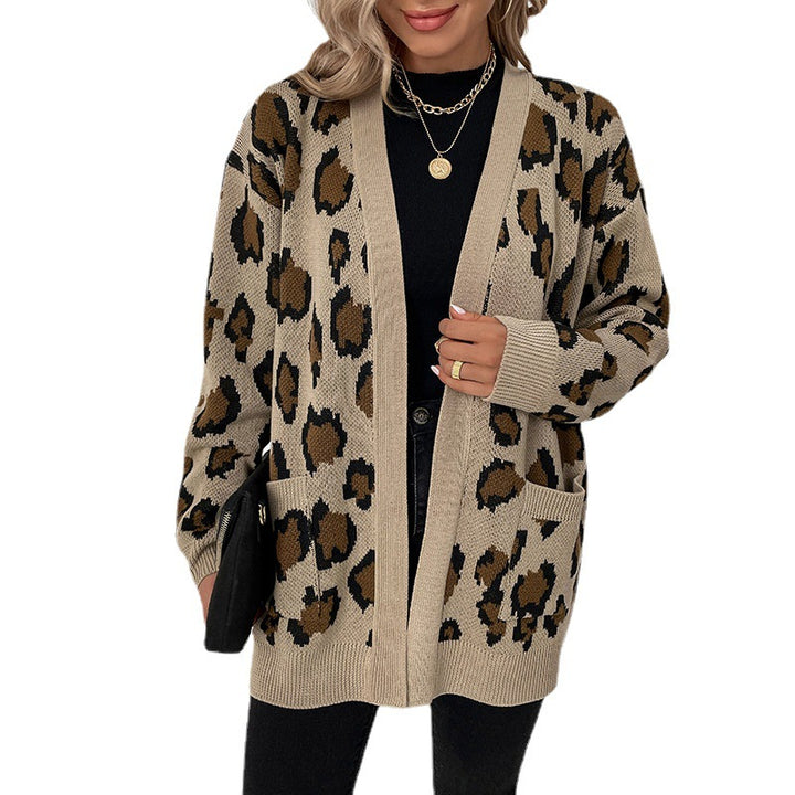 Damer moderiktig stickad jacka med leopardmönster och praktiska fickor Mirla-Eva Jonsson