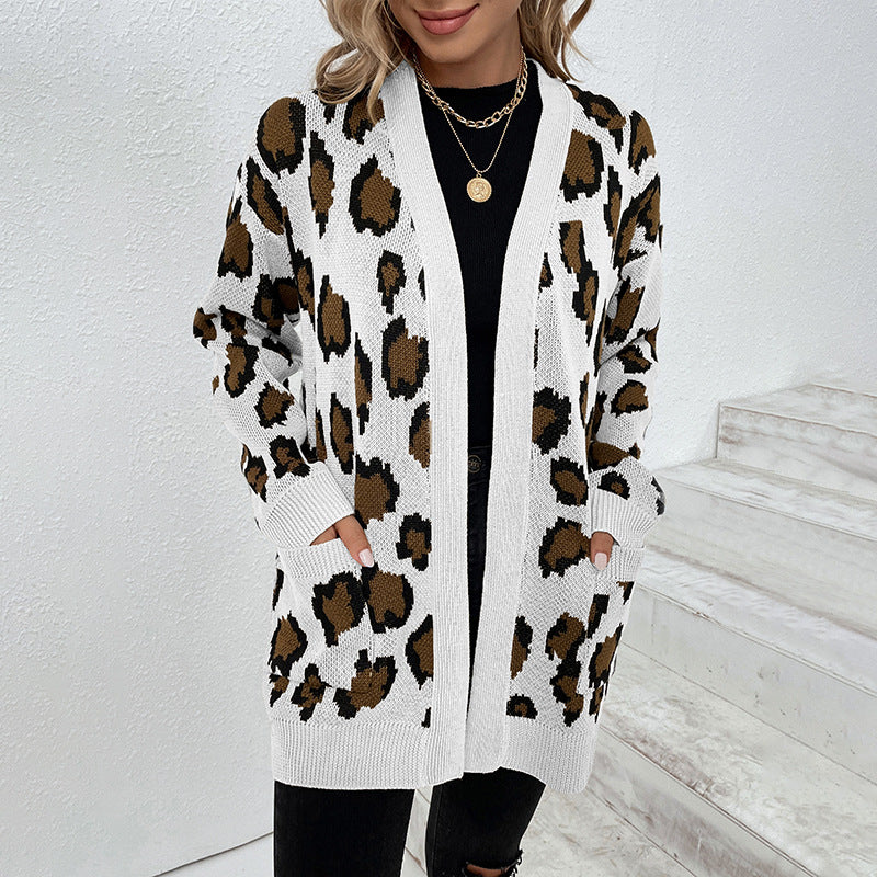 Damer moderiktig stickad jacka med leopardmönster och praktiska fickor Mirla-Eva Jonsson