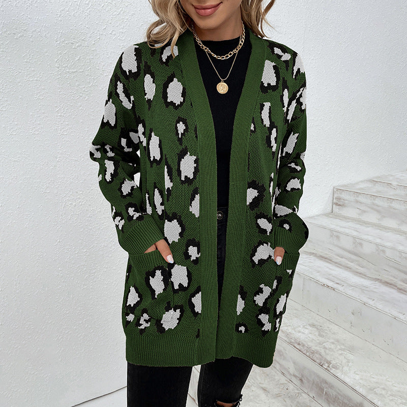 Damer moderiktig stickad jacka med leopardmönster och praktiska fickor Mirla-Eva Jonsson