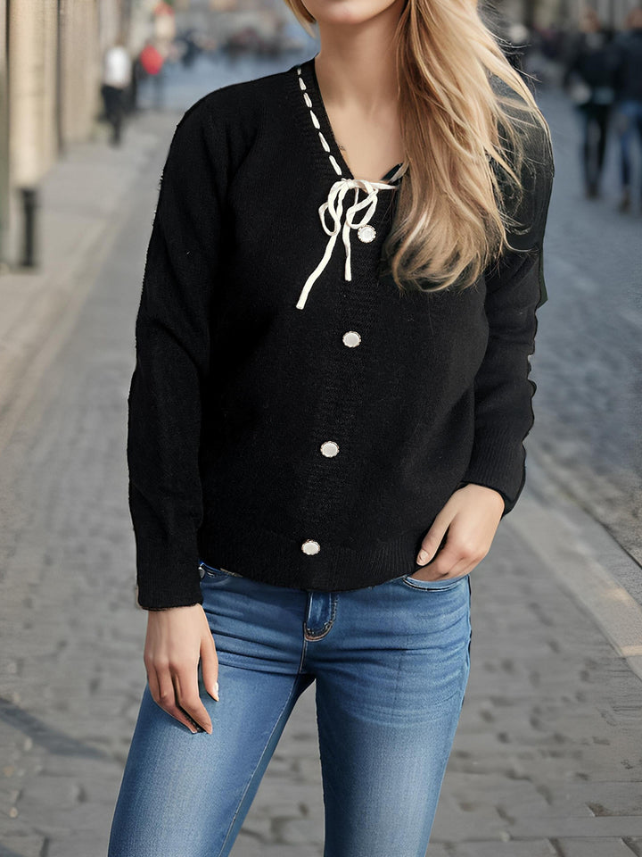 Damer moderiktig stickad tröja med lekfulla band och dekorativa knappar Eva Jonsson-Eva Jonsson