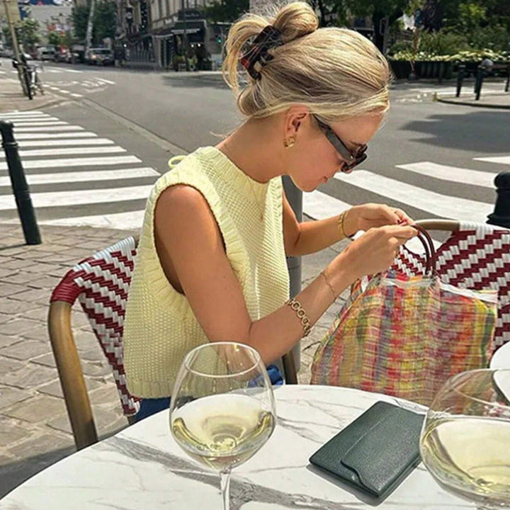 Damer moderiktig stickad tröja med öppen rygg och snördetaljer Mirla-Eva Jonsson