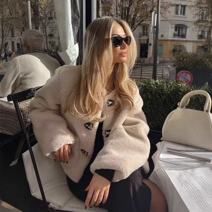 Damer moderiktig teddyjacka med vintage knappdetaljer och påsydda fickor Mirla-Eva Jonsson