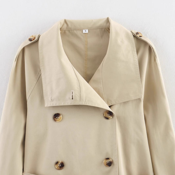 Damer moderiktig trenchcoat med högt stängd krage och praktiska axelremmar Eva Jonsson-Eva Jonsson