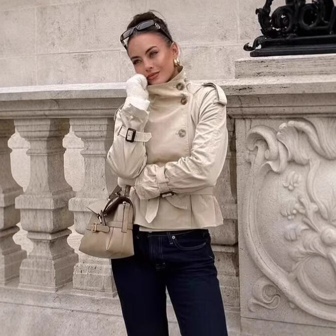 Damer moderiktig trenchcoat med högt stängd krage och praktiska axelremmar Eva Jonsson-Eva Jonsson