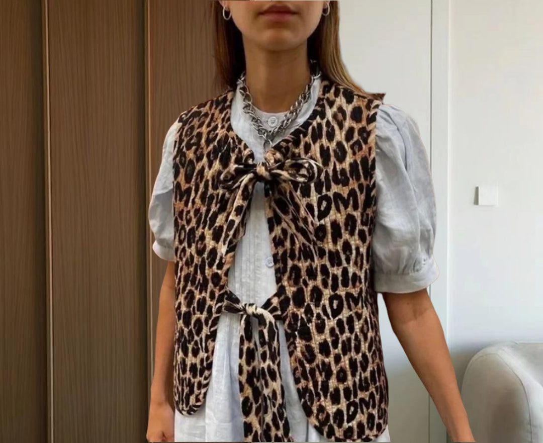 Damer moderiktig väst med rosett-design och leopardmönster Mirla-Eva Jonsson